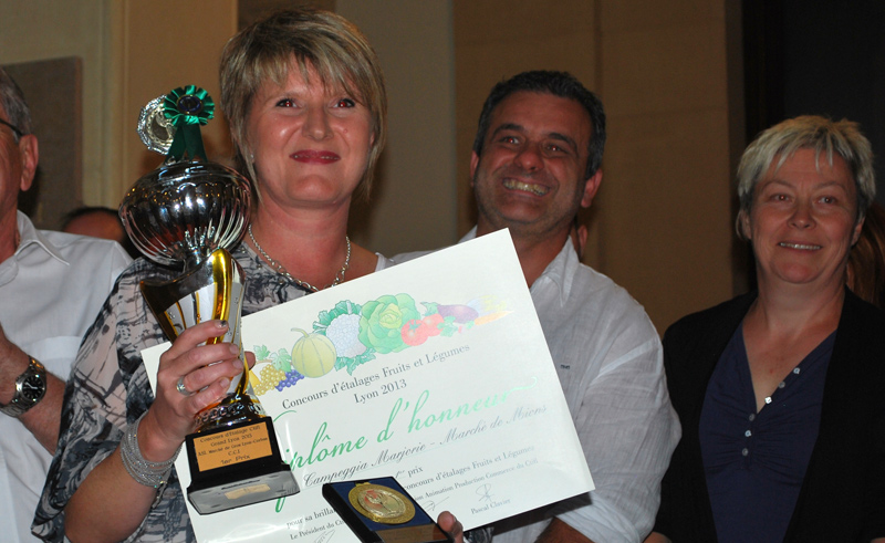 Marjorie Campeggia remporte le premier prix du concours de l'étalage de fruits et légumes du marché_Lyon_Geomarches