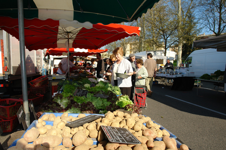 29 % des consommateurs souhaiteraient aller au marché pour se fournir des produits frais_Géomarches.